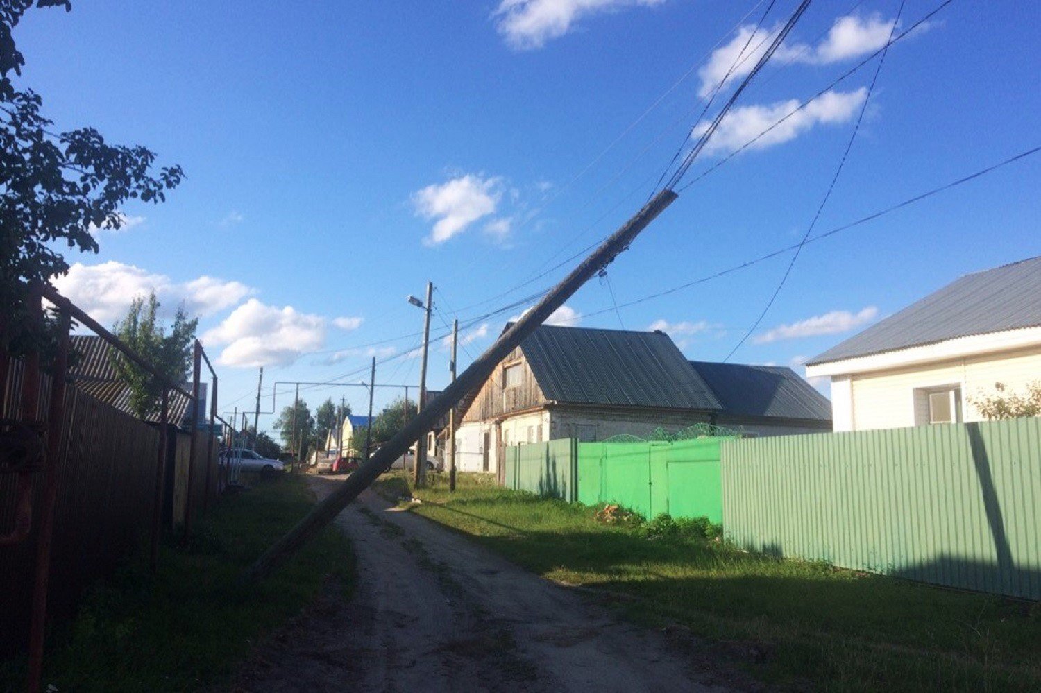 Столб повис на проводах в Антоповке